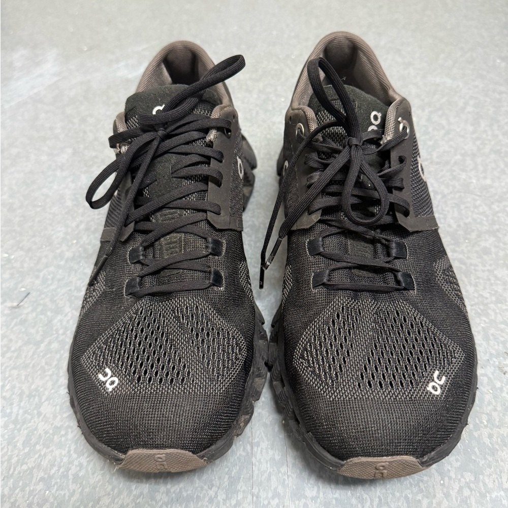 On Running Women's Black and Gray Sneakers